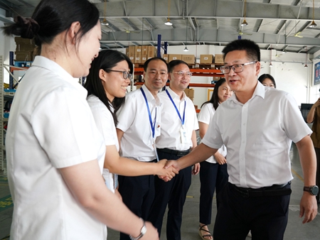 【20240906】集團(tuán)領(lǐng)導(dǎo)慰問交通學(xué)校教師，何宇?。ㄓ乙唬ɡ畎⒚窋z）.jpg