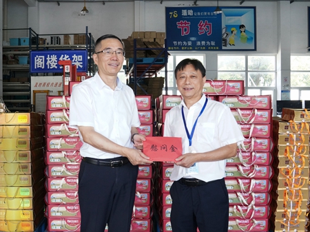 【20240906】集團(tuán)領(lǐng)導(dǎo)慰問交通學(xué)校教師，柏衛(wèi)東（左）吳曉斌（右）（李阿梅攝）.jpg